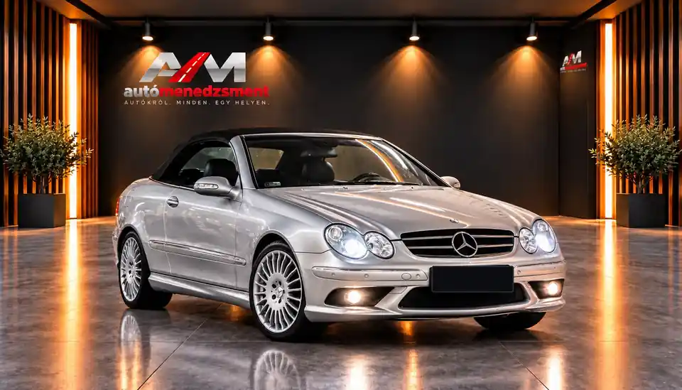 Ezüst Mercedes-Benz CLK Cabrio az Autómenedzsment bemutatóterében, kitakart rendszámmal