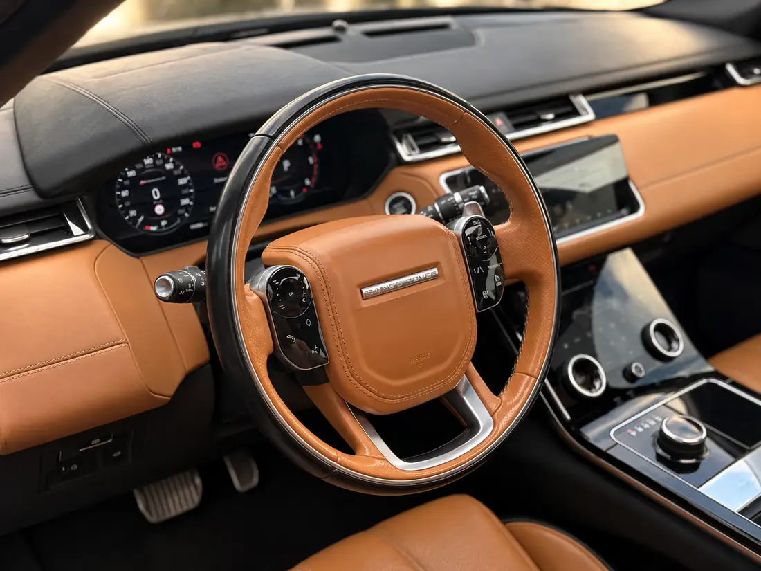 Prémium Range Rover belső tér barna bőrkárpitozással, műszerfallal és kormánnyal